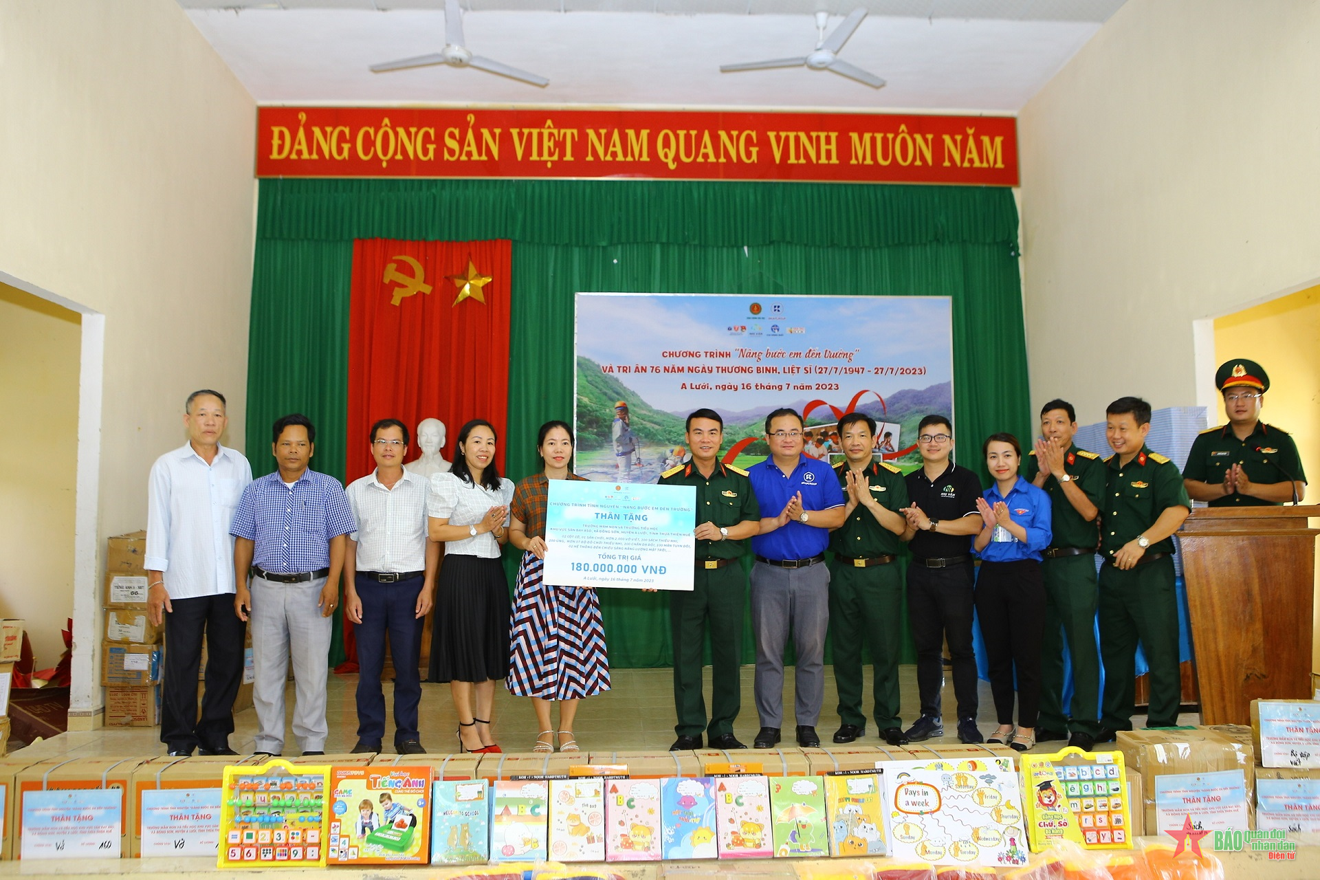 Chương trình tình nguyện “Nâng bước em đến trường” 